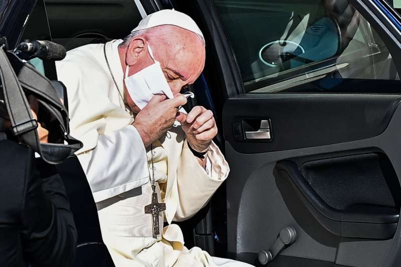 il papa alle prese con la mascherina