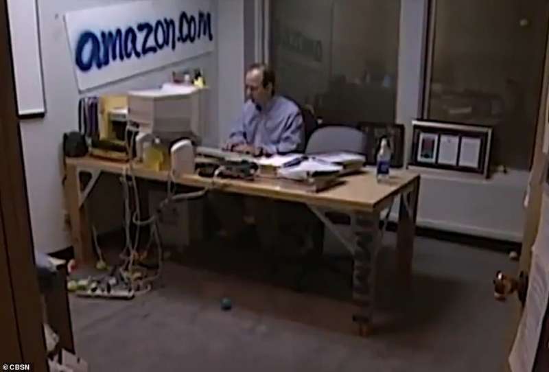 jeff bezos nel suo ufficio nel 1999