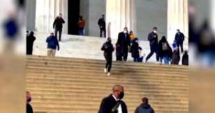 kamala harris si allena sulle scale del lincoln memorial