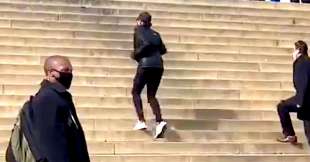 kamala harris si allena sulle scale del lincoln memorial 2