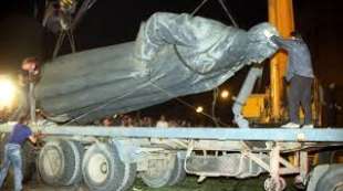 la rimozione della statua di la statua di feliks dzerzinskij a mosca 2