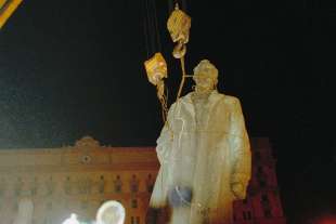 la rimozione della statua di la statua di feliks dzerzinskij a mosca 3