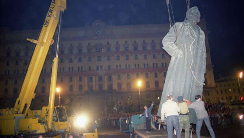 la rimozione della statua di la statua di feliks dzerzinskij a mosca 4