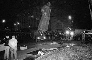 la rimozione della statua di la statua di feliks dzerzinskij a mosca 5