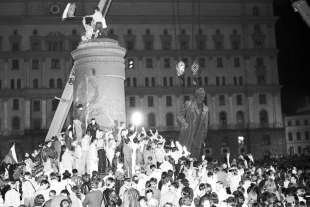 la rimozione della statua di la statua di feliks dzerzinskij a mosca 6