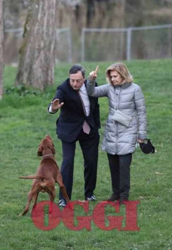 mario draghi con la moglie e il cane a villa borghese nel 2015 foto oggi 1