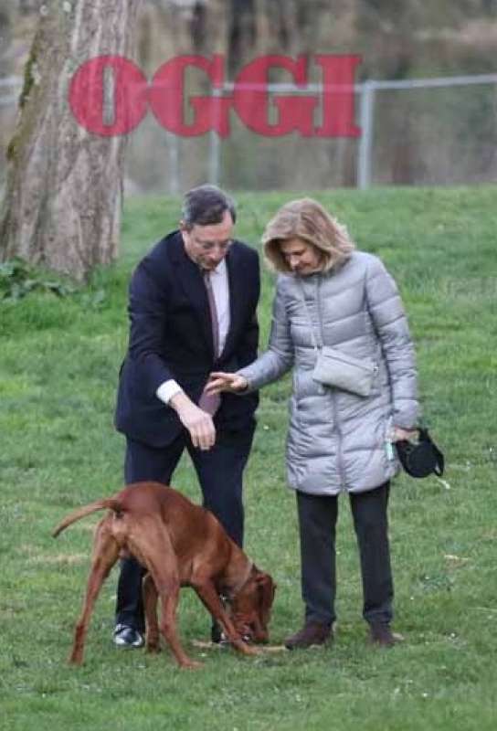 mario draghi con la moglie e il cane a villa borghese nel 2015 foto oggi 3