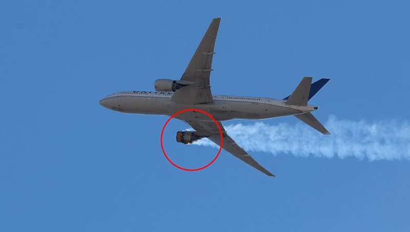 motore in fiamme boeing 777 united airlines