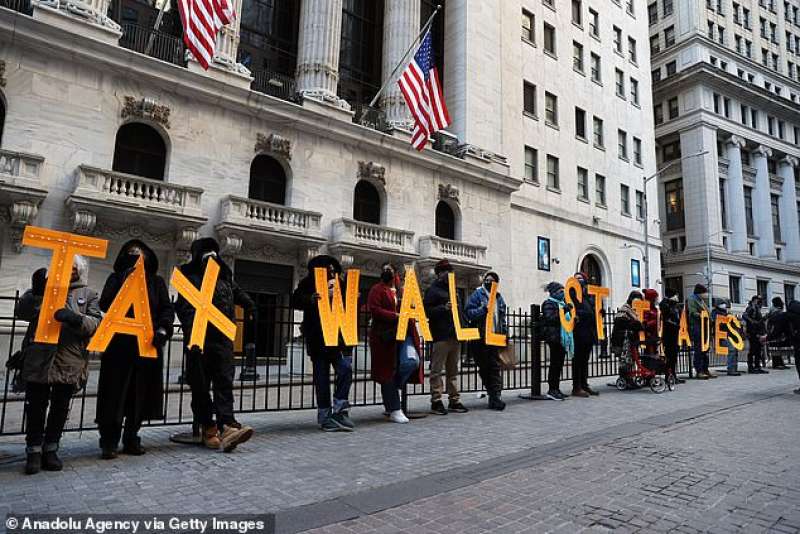 proteste daanti alla borsa di new york