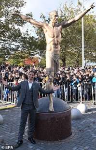 zlatan ibrahimovic e la sua statua a malmo