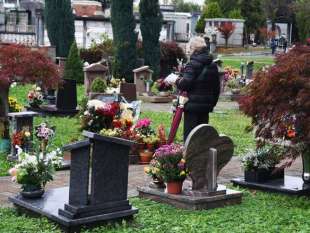 anziana al cimitero 3