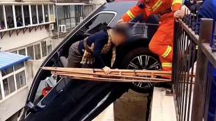 Auto caduta dal muretto in Cina