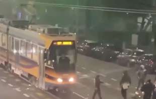 baby gang contro un tram a milano 4