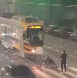 baby gang contro un tram a milano 6