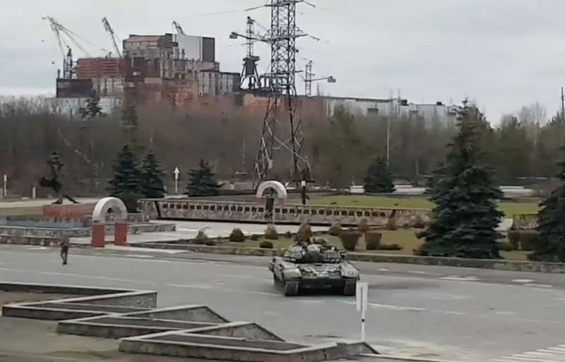 carri armati russi di fronte alla centrale nucleare di chernobyl