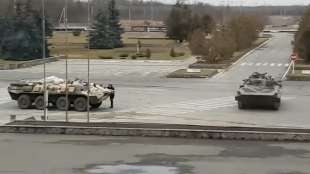 carri armati russi di fronte alla centrale nucleare di chernobyl