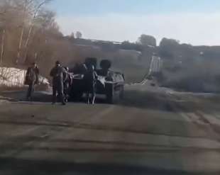carro armato russo rimasto senza benzina in autostrada in ucraina