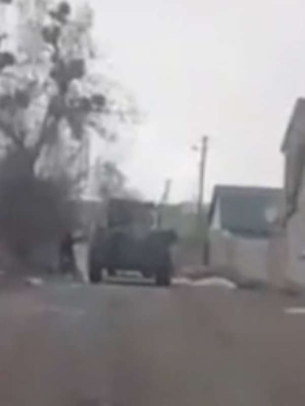 civile ruba un carro armato russo con un trattore 1