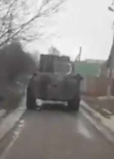 civile ruba un carro armato russo con un trattore 2