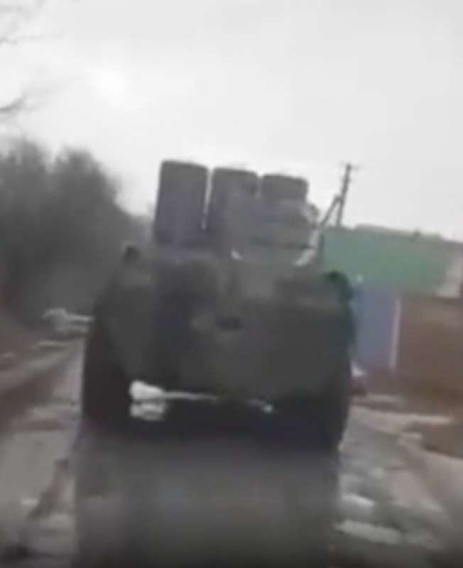 civile ruba un carro armato russo con un trattore 3