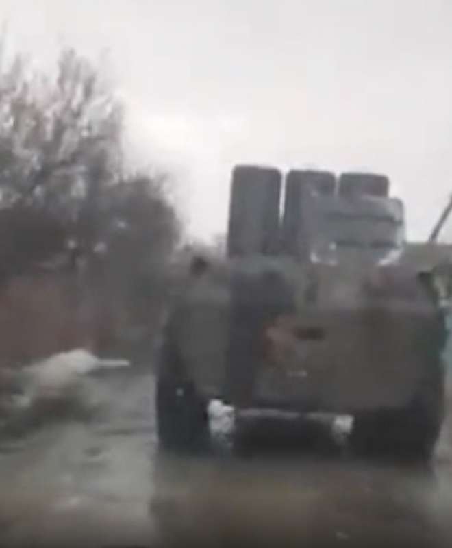 civile ruba un carro armato russo con un trattore 4