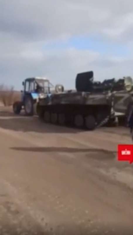 civile ruba un carro armato russo con un trattore 5