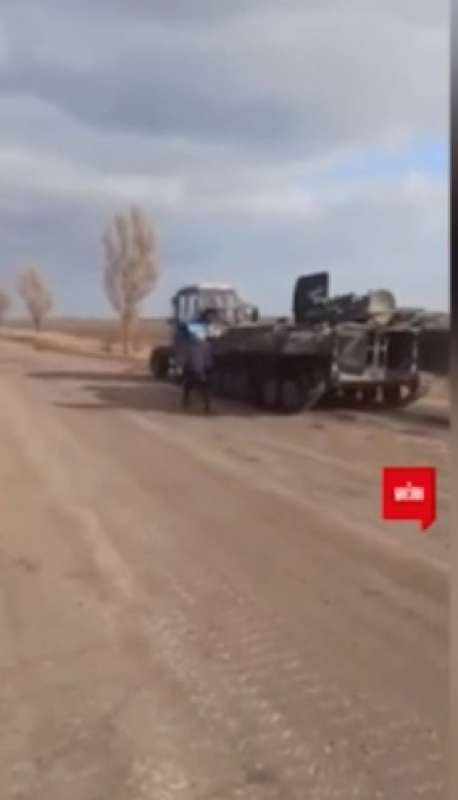 civile ruba un carro armato russo con un trattore 6