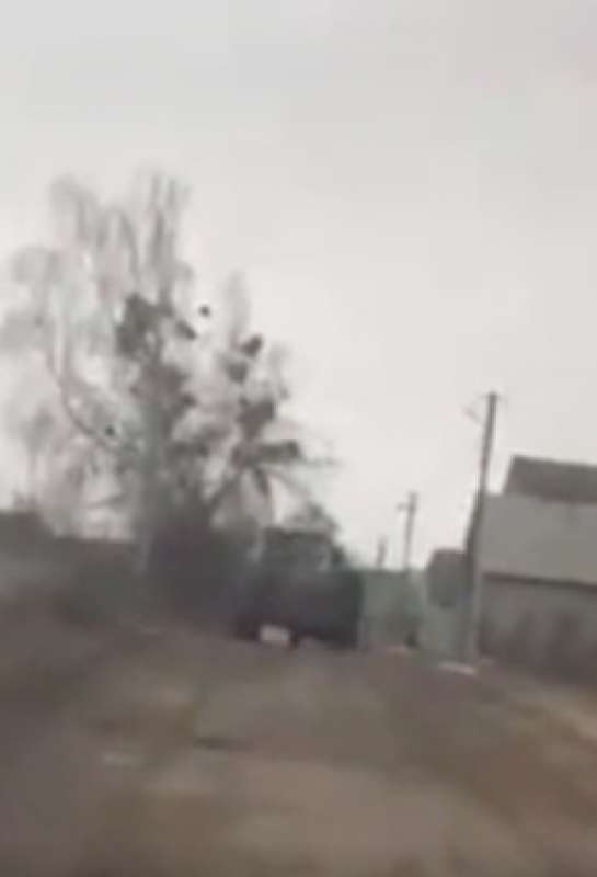 civile ruba un carro armato russo con un trattore 7