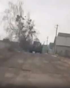 civile ruba un carro armato russo con un trattore 8