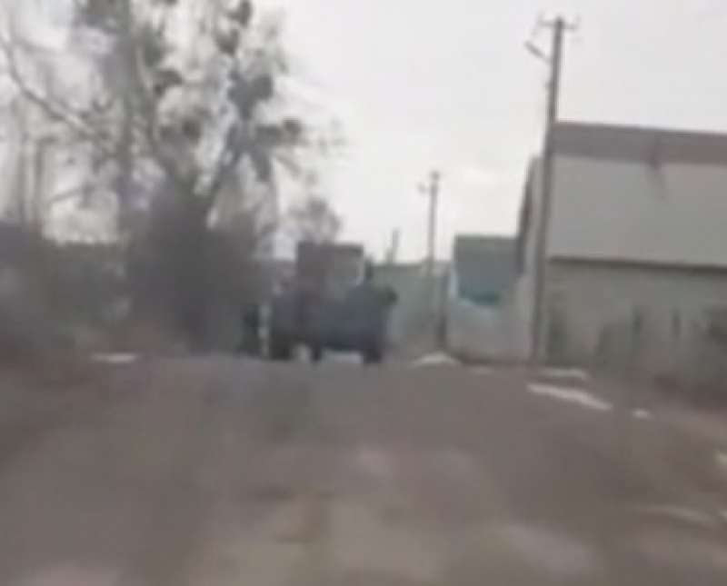 civile ruba un carro armato russo con un trattore 9