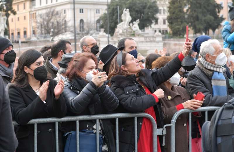 folla per l ultimo saluto a monica vitti foto di bacco