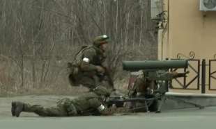 giornalista cnn riprende scontro a fuoco tra soldati russi e ucraini 1