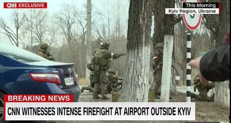 giornalista cnn riprende scontro a fuoco tra soldati russi e ucraini 2