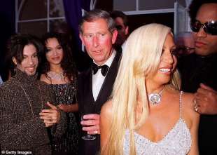 il principe carlo, donatella versace e lenny kravitz si sfiorano a una serata nel 1999