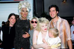 Kurt Cobain, Courtney Love e la figlia Frances Bean con Dave Grohl dei Nirvana
