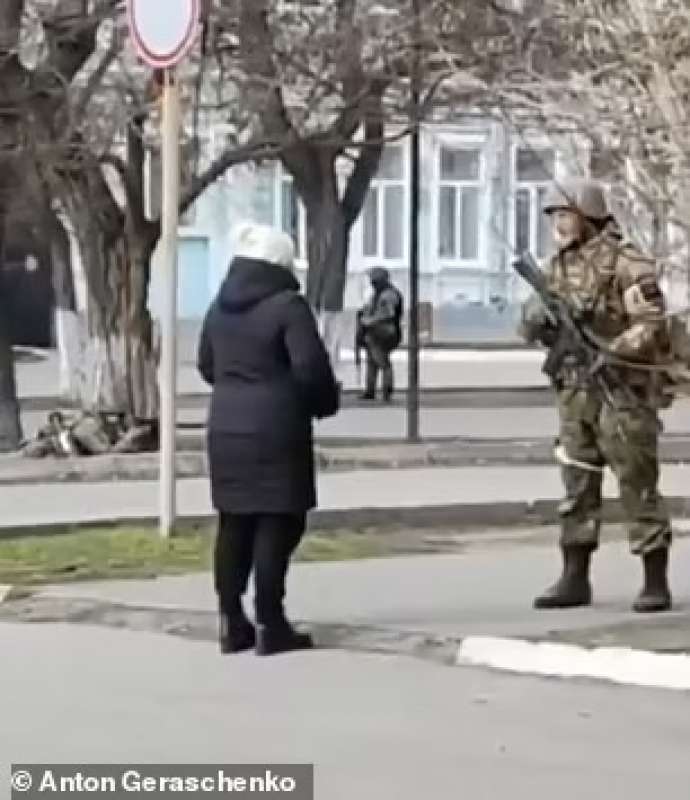 La donna ucraina inveisce contro un soldato russo