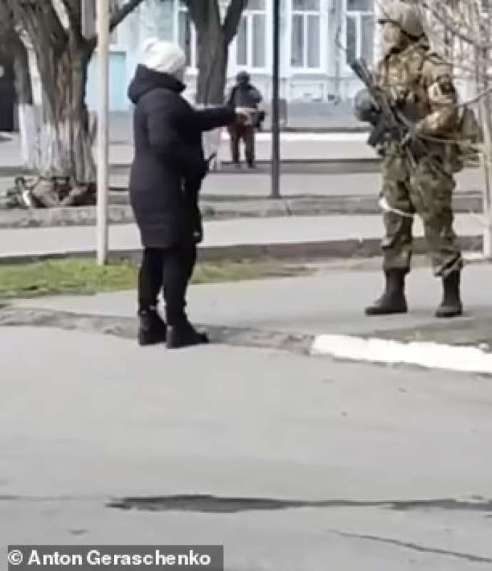 La donna ucraina inveisce contro un soldato russo 2