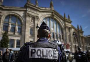 la polizia francese spara e ammazza un uomo armato di coltello 4