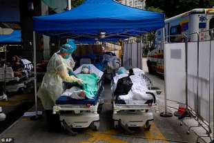 letti in strada negli ospedali di hong kong per il covid