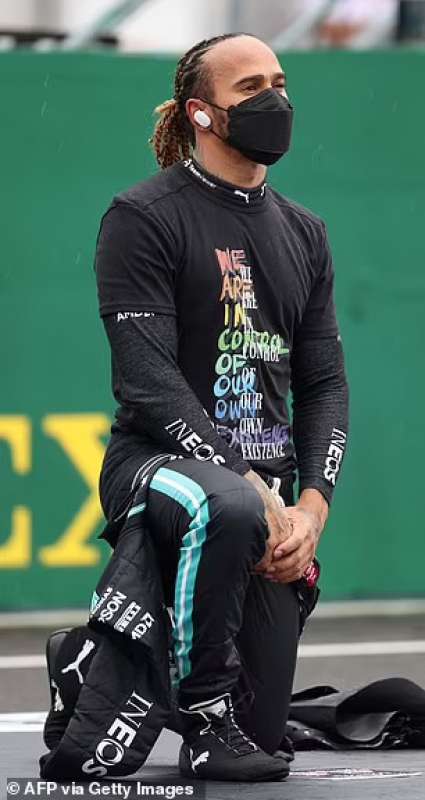 Lewis Hamilton inginocchiato