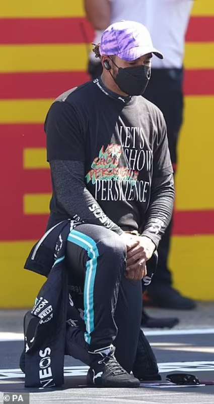 Lewis Hamilton inginocchiato 2