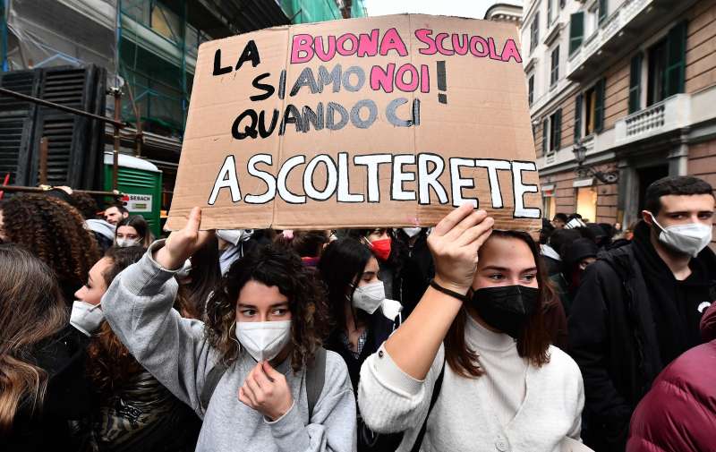 manifestazione studenti a genova
