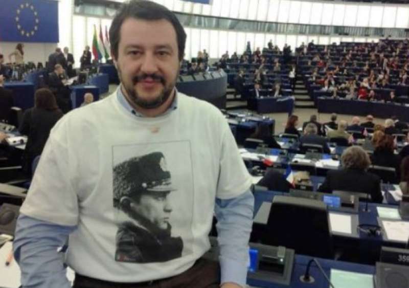matteo salvini con la maglietta di putin al parlamento europeo