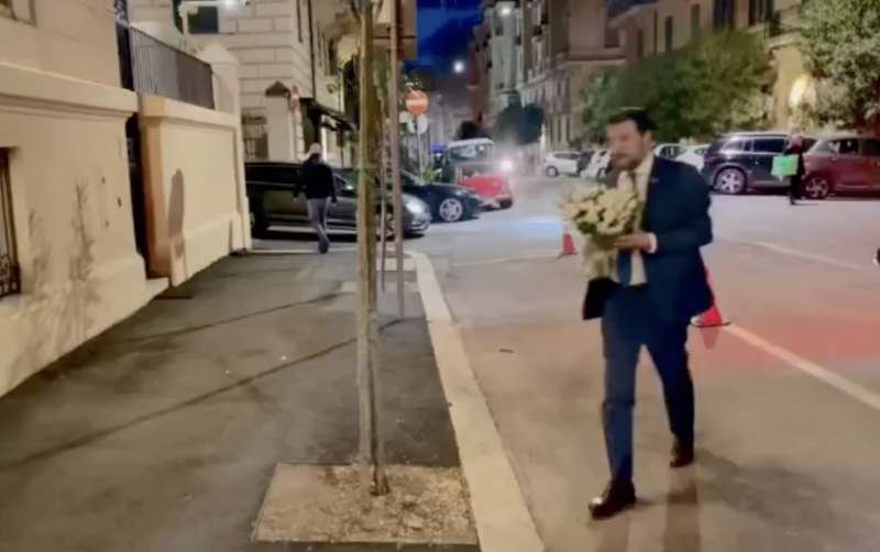 matteo salvini porta un mazzo di fiori all ambasciata ucraina