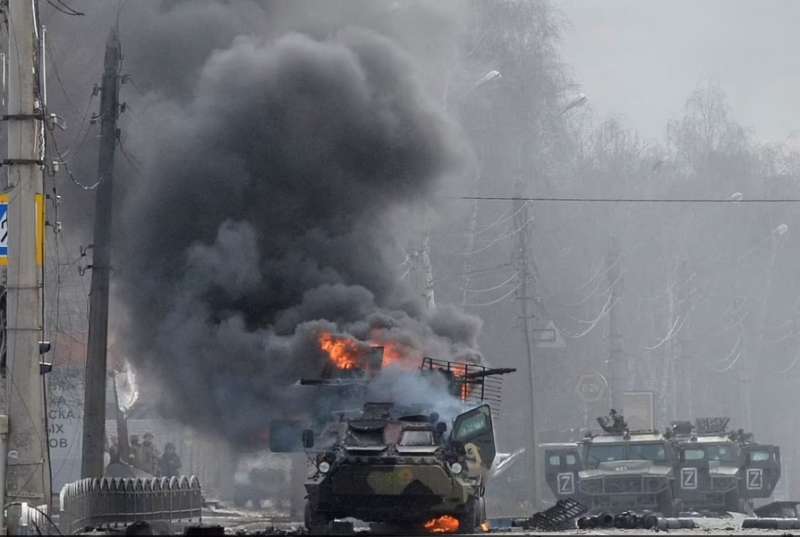mezzi russi in fiamme a kiev