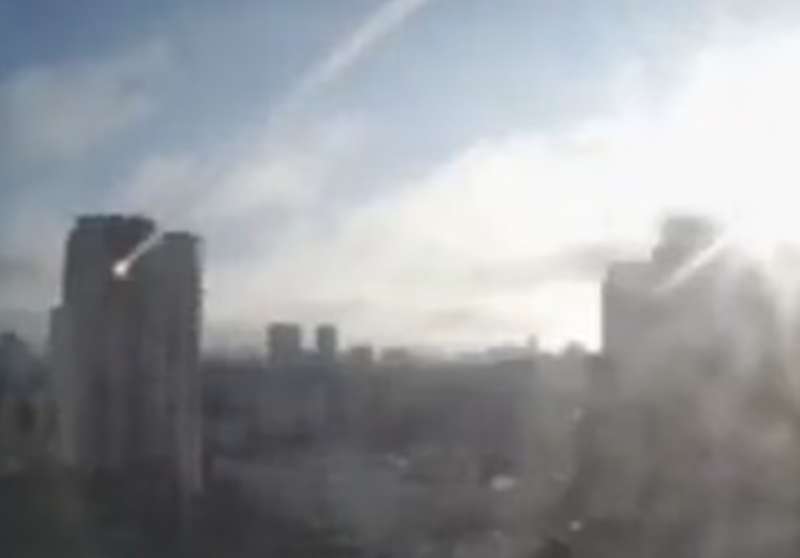 missile colpisce un edificio residenziale a kiev