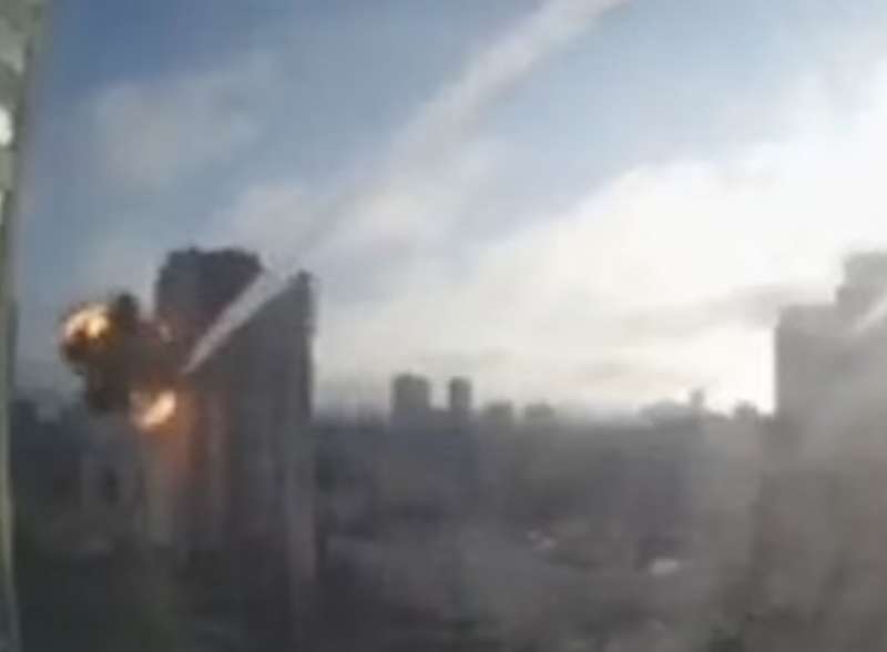 missile colpisce un edificio residenziale a kiev
