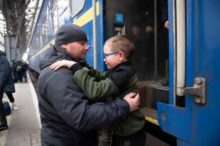 Papa saluta il figlio alla stazione di Lviv