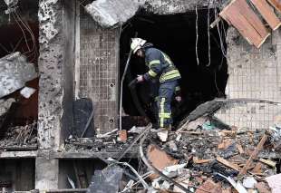 pompiere al lavoro a kiev