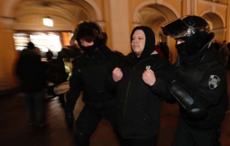 russia, arresti dei manifestanti contro la guerra 23